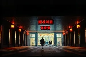 《雾港夜航》封面：雨夜码头与闪烁的航标灯