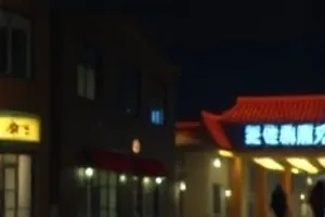 《无声证词》封面：法庭木质围栏与摊开的卷宗